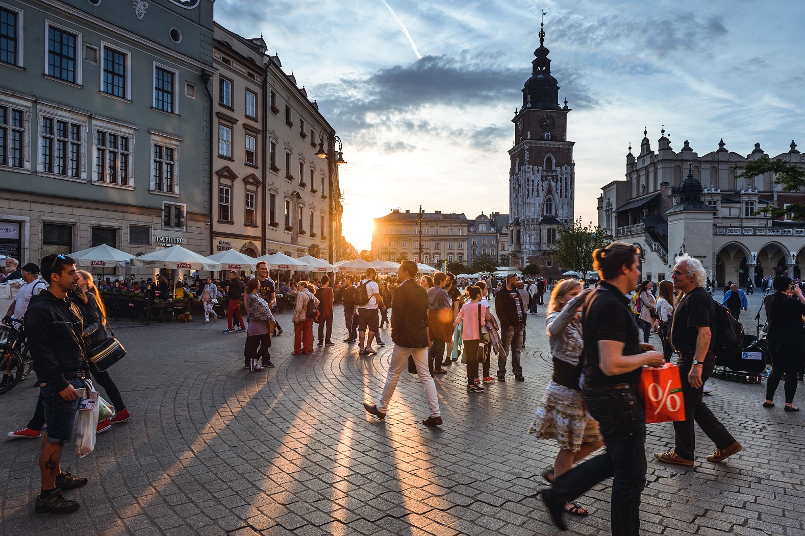 Polonia Aumento del salario mínimo EMS Servicios de Inmigración